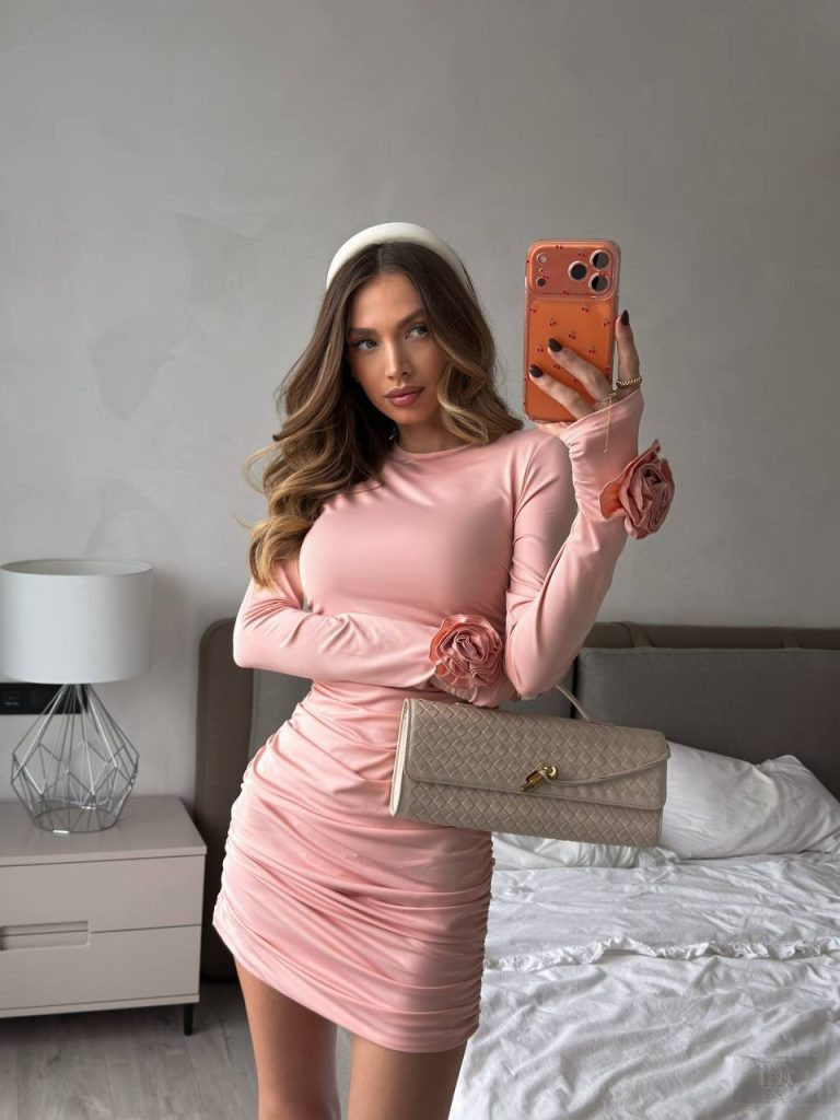 Елегантна сукня з драпіруванням та об'ємними квітами на рукавах, доступна у чорному та пудровому кольорах