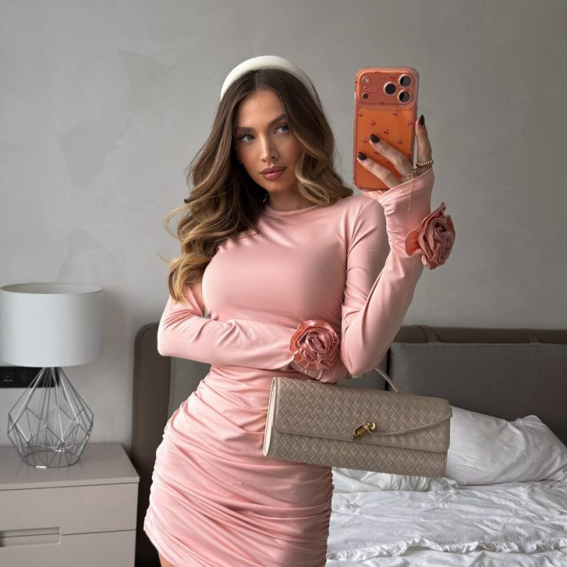 Елегантна сукня з драпіруванням та об'ємними квітами на рукавах, доступна у чорному та пудровому кольорах